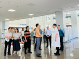 我院院长王岸同志带领党政领导班子成员一行到广东药科大学附属第一医院阳江医院参观学习交流